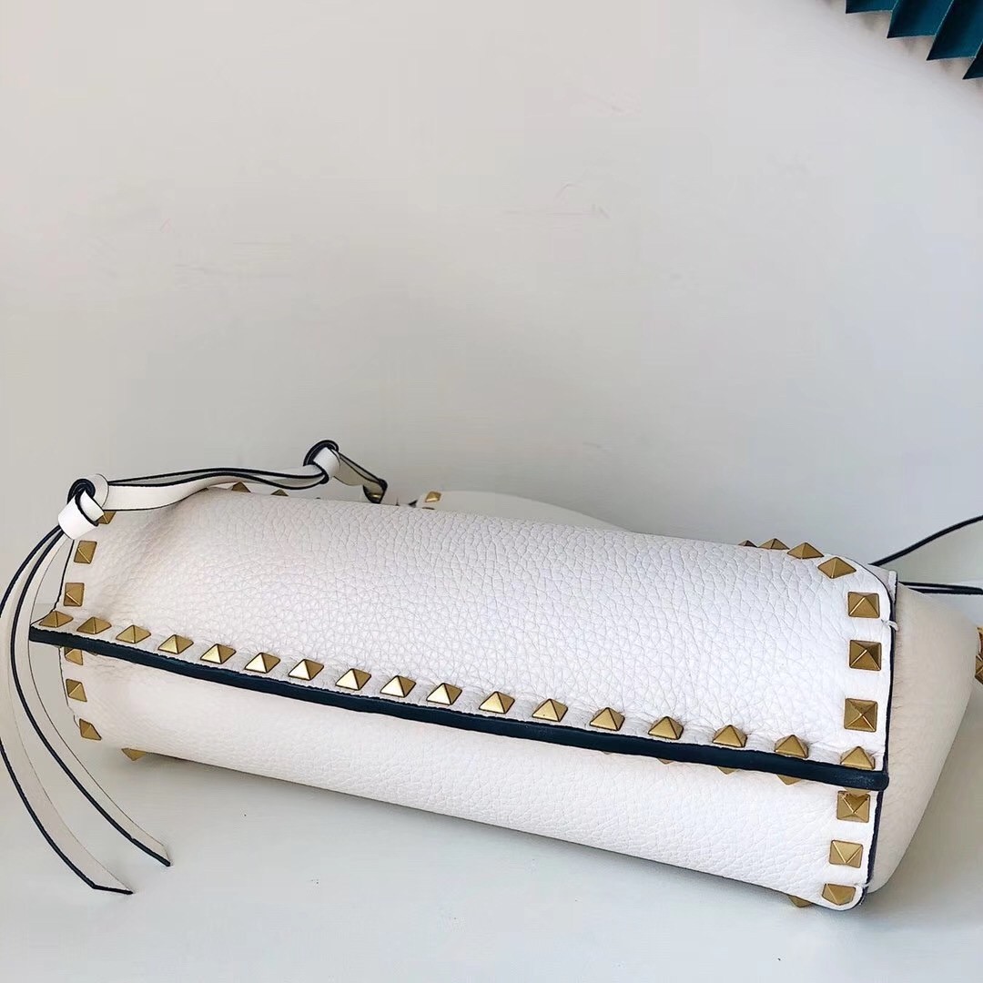 Va1e*ntin0 rockstud hype bag in white grained calfskin