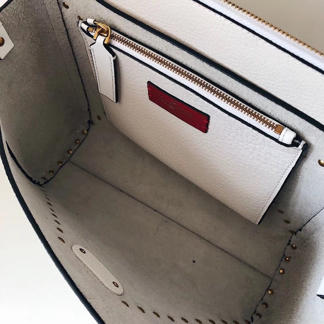 Va1e*ntin0 rockstud hype bag in white grained calfskin