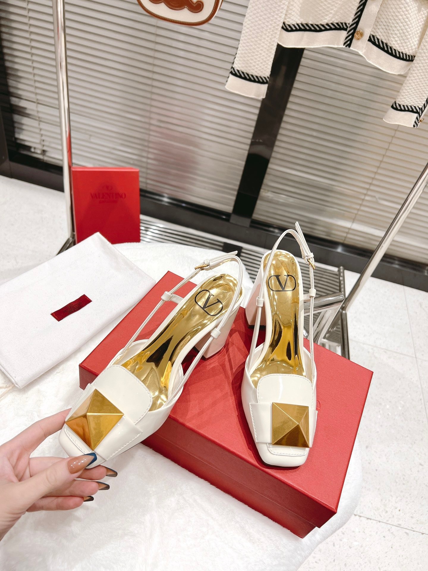 Va1e*ntin0 one stud slingback pumps 100mm in white patent calfskin