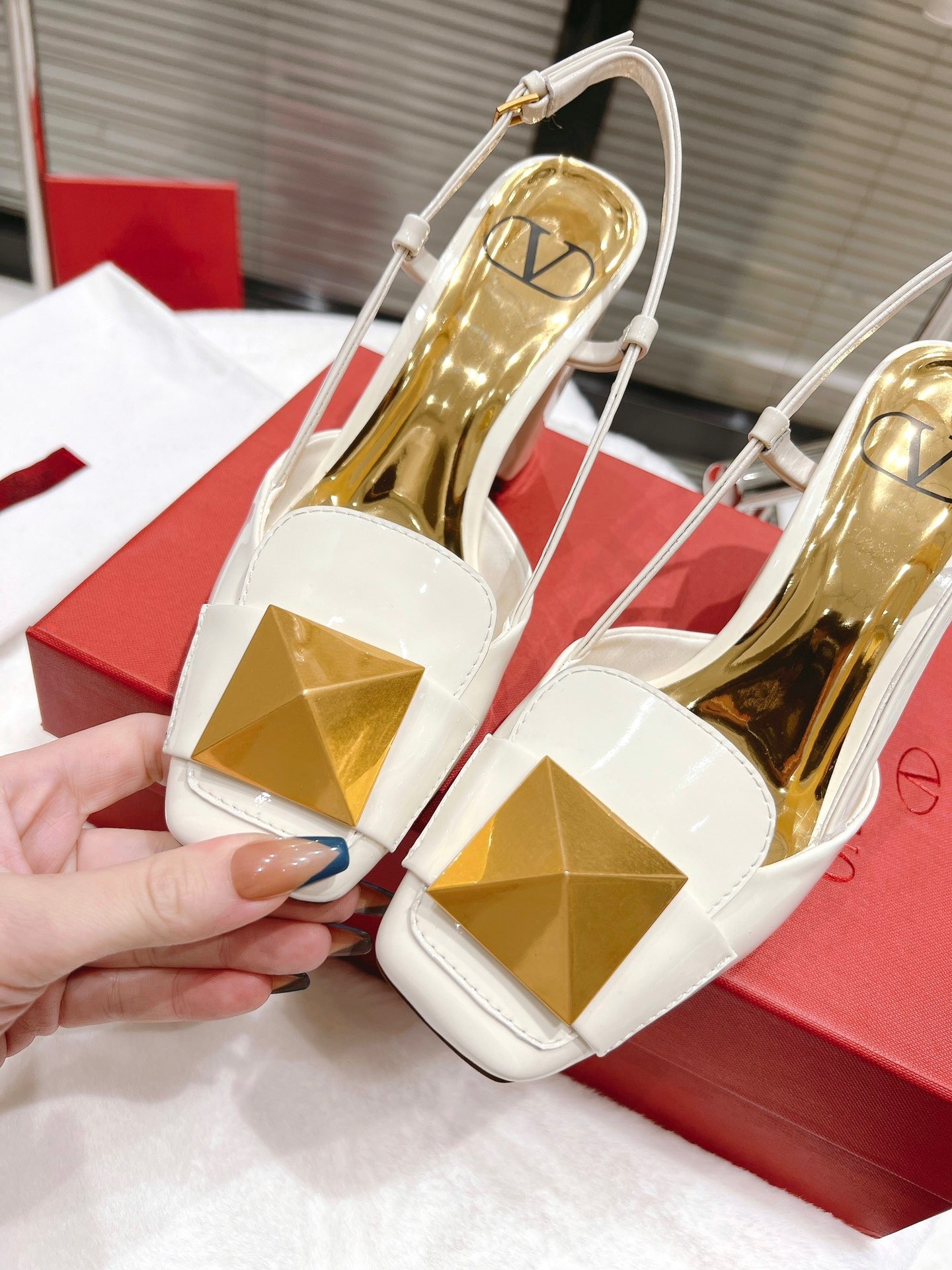 Va1e*ntin0 one stud slingback pumps 100mm in white patent calfskin