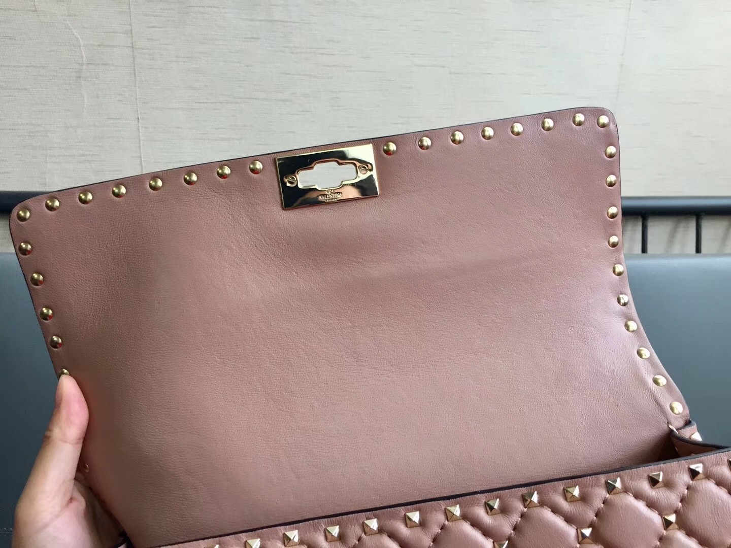 Va1e*ntin0 large rockstud spike bag in poudre nappa leather