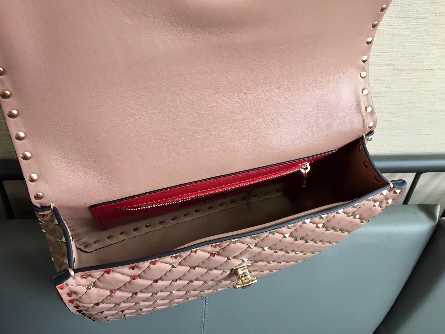 Va1e*ntin0 large rockstud spike bag in poudre nappa leather