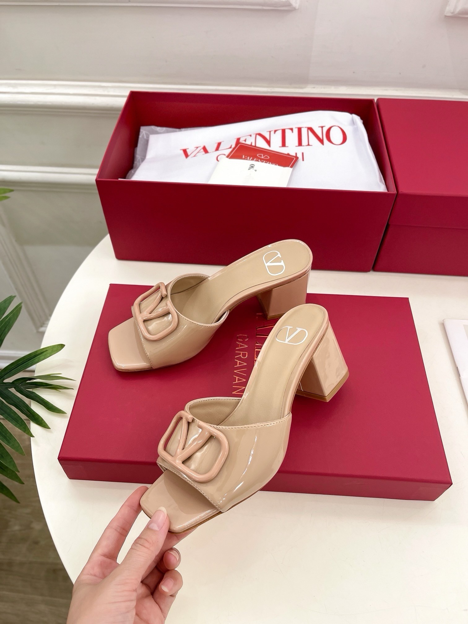 Va1e*ntin0 vlogo slide sandals 60mm in rose cannelle patent leather