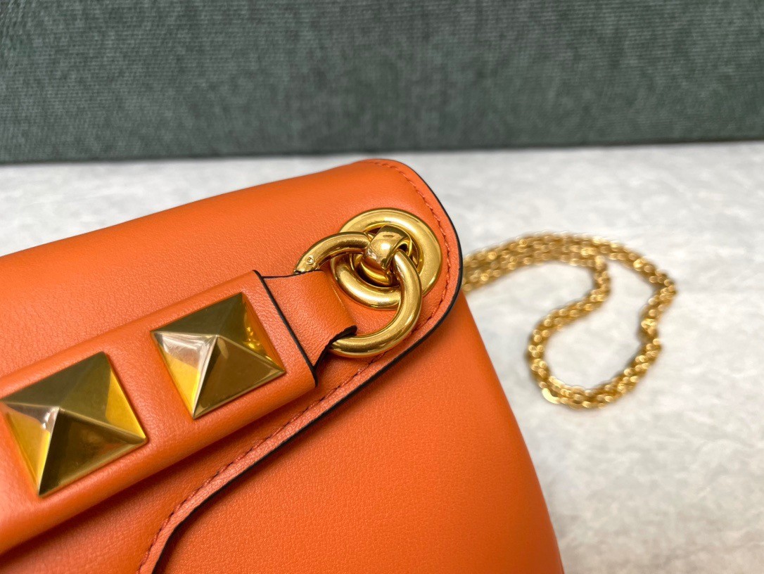 Va1e*ntin0 stud sign shoulder bag in orange nappa leather