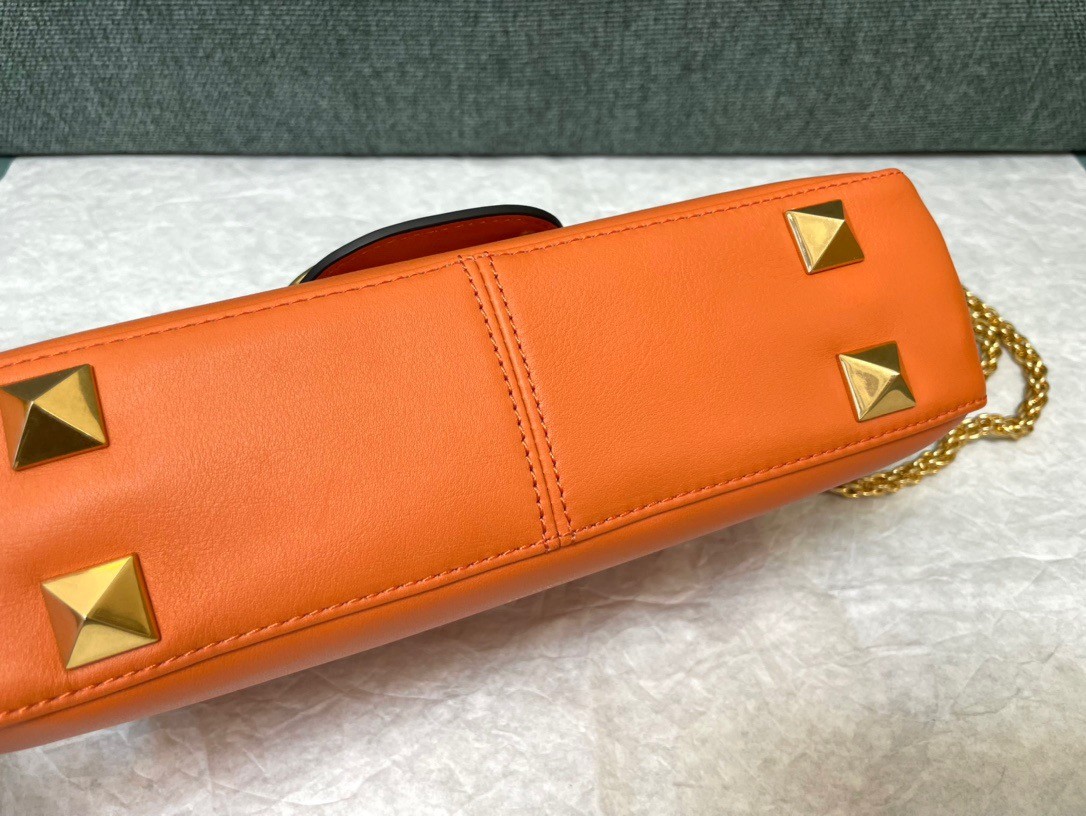 Va1e*ntin0 stud sign shoulder bag in orange nappa leather