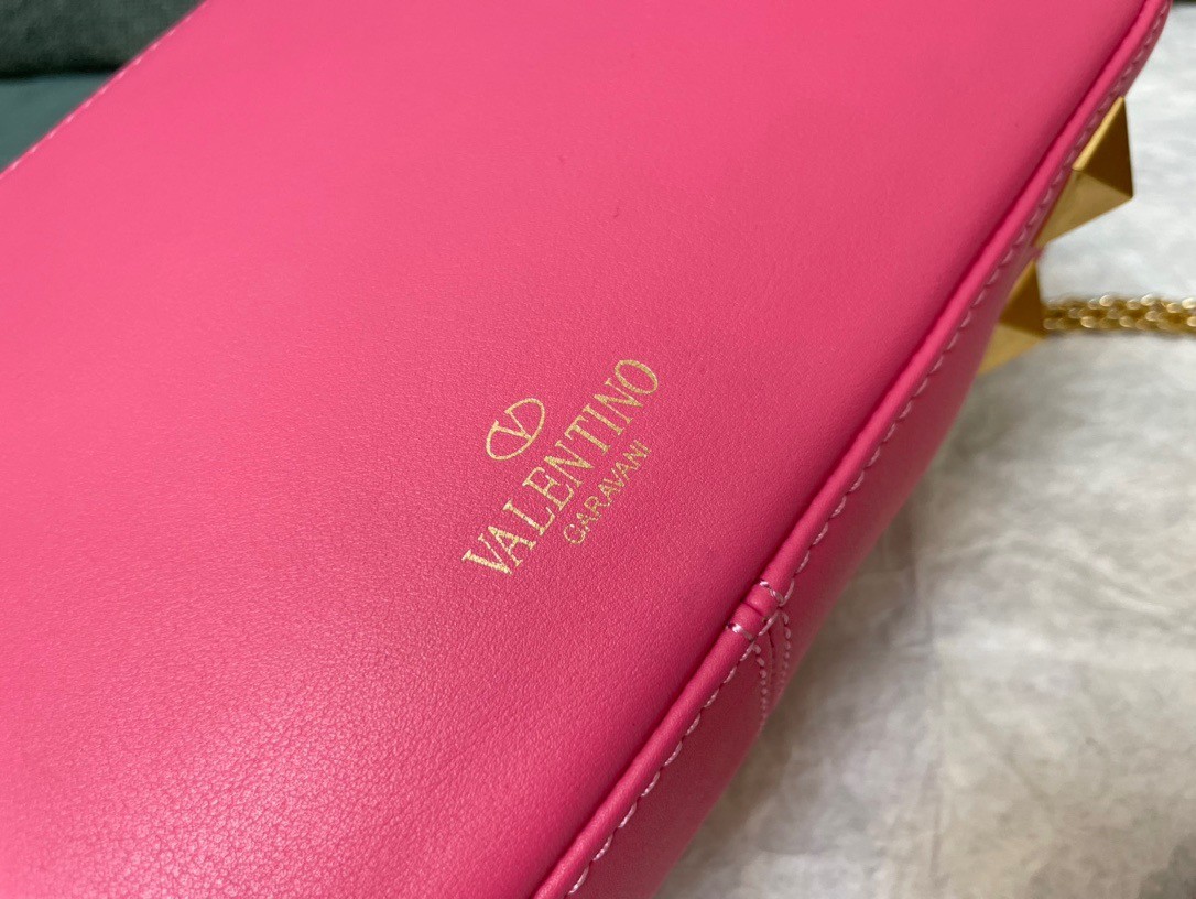 Va1e*ntin0 stud sign shoulder bag in pink nappa leather
