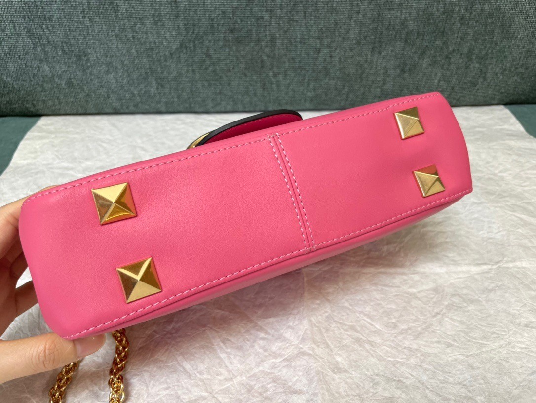 Va1e*ntin0 stud sign shoulder bag in pink nappa leather