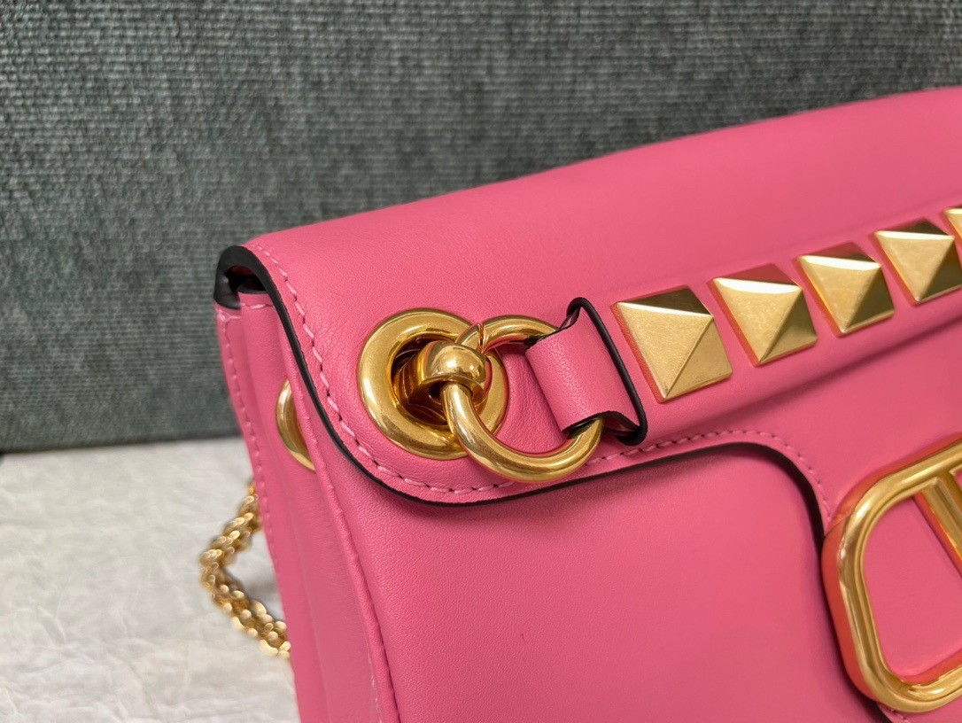 Va1e*ntin0 stud sign shoulder bag in pink nappa leather