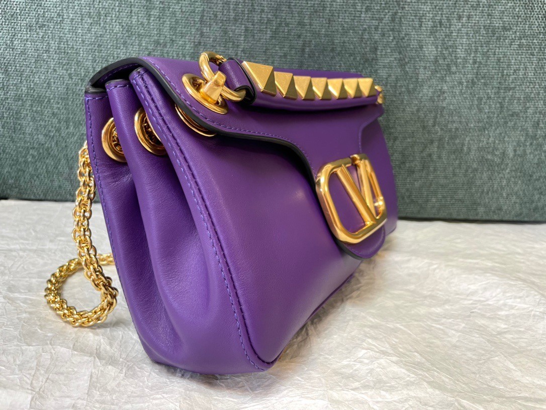 Va1e*ntin0 stud sign shoulder bag in purple nappa leather
