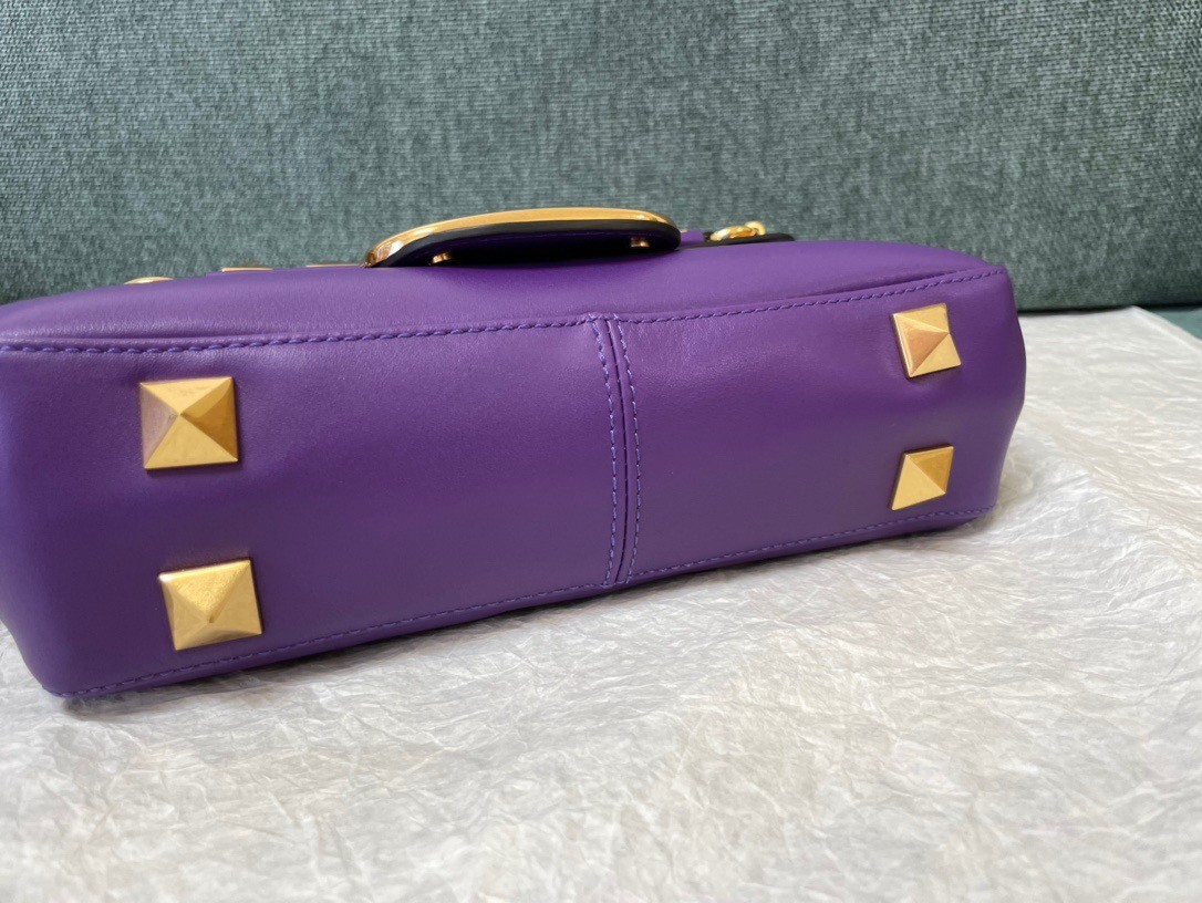 Va1e*ntin0 stud sign shoulder bag in purple nappa leather