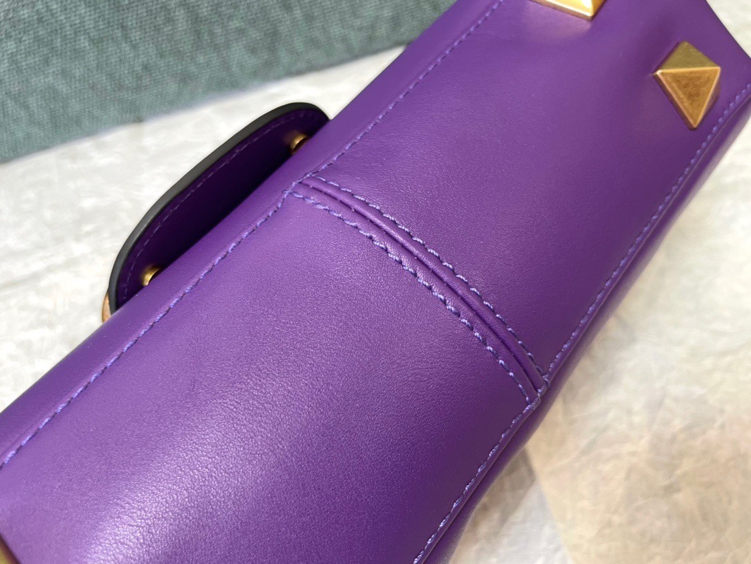 Va1e*ntin0 stud sign shoulder bag in purple nappa leather