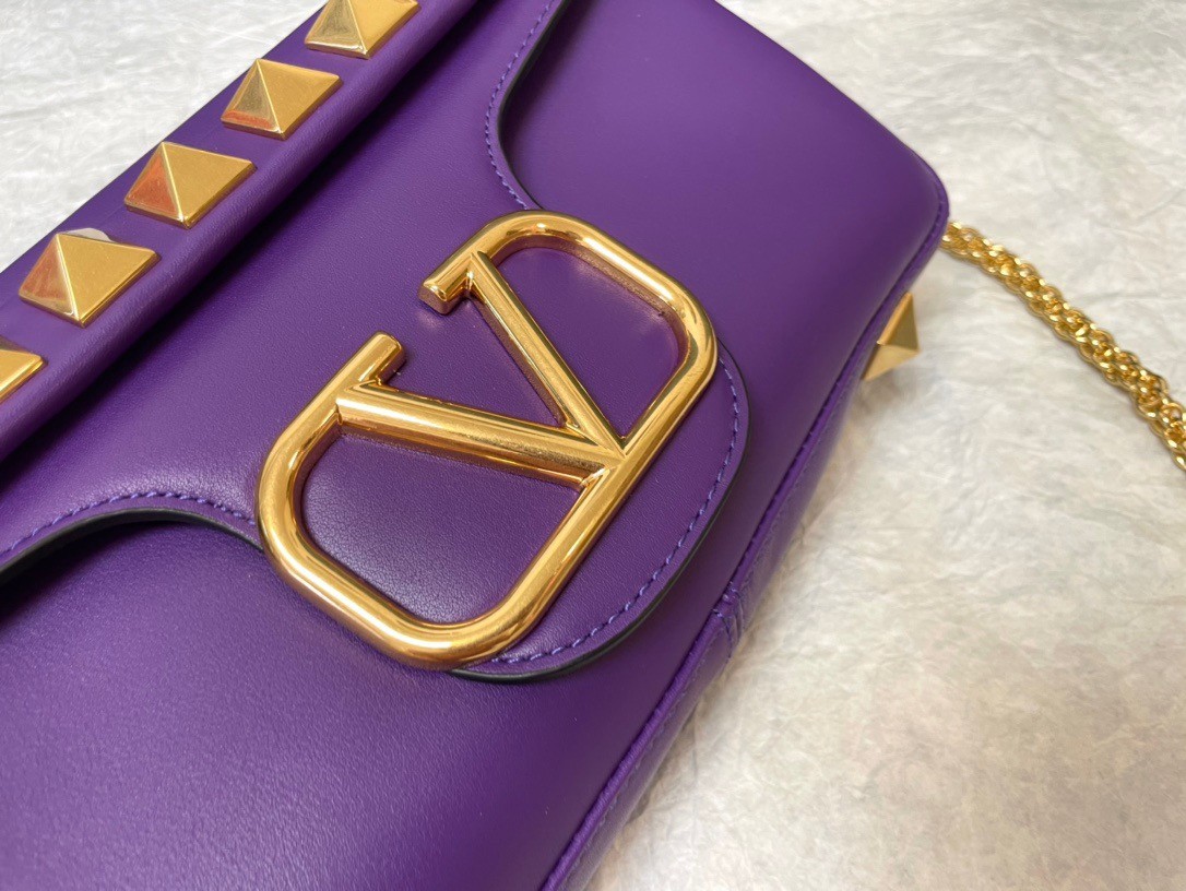 Va1e*ntin0 stud sign shoulder bag in purple nappa leather