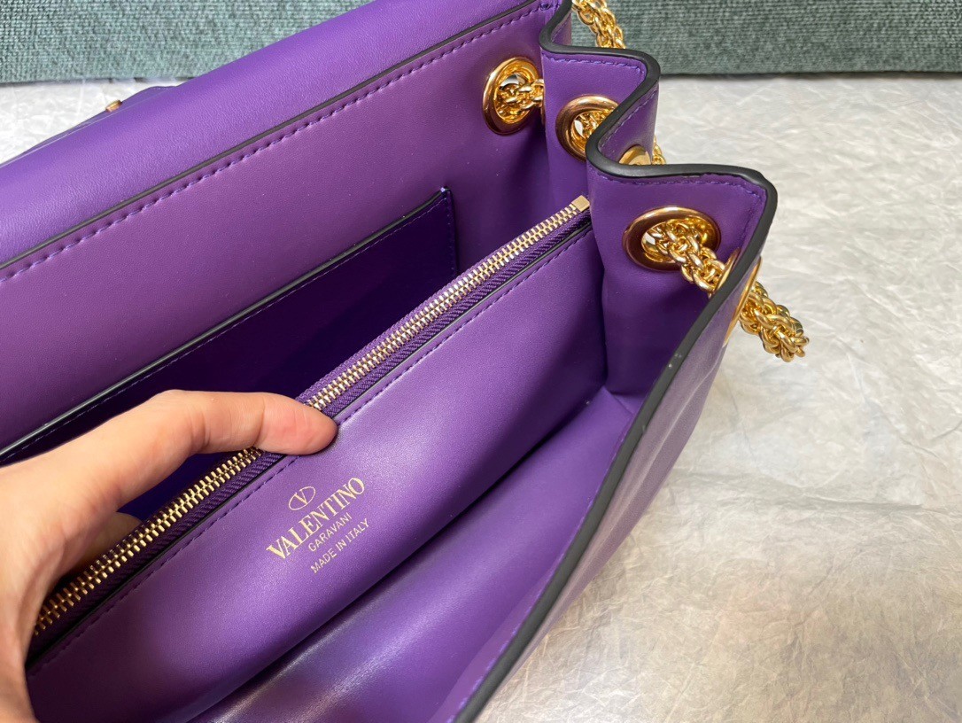 Va1e*ntin0 stud sign shoulder bag in purple nappa leather