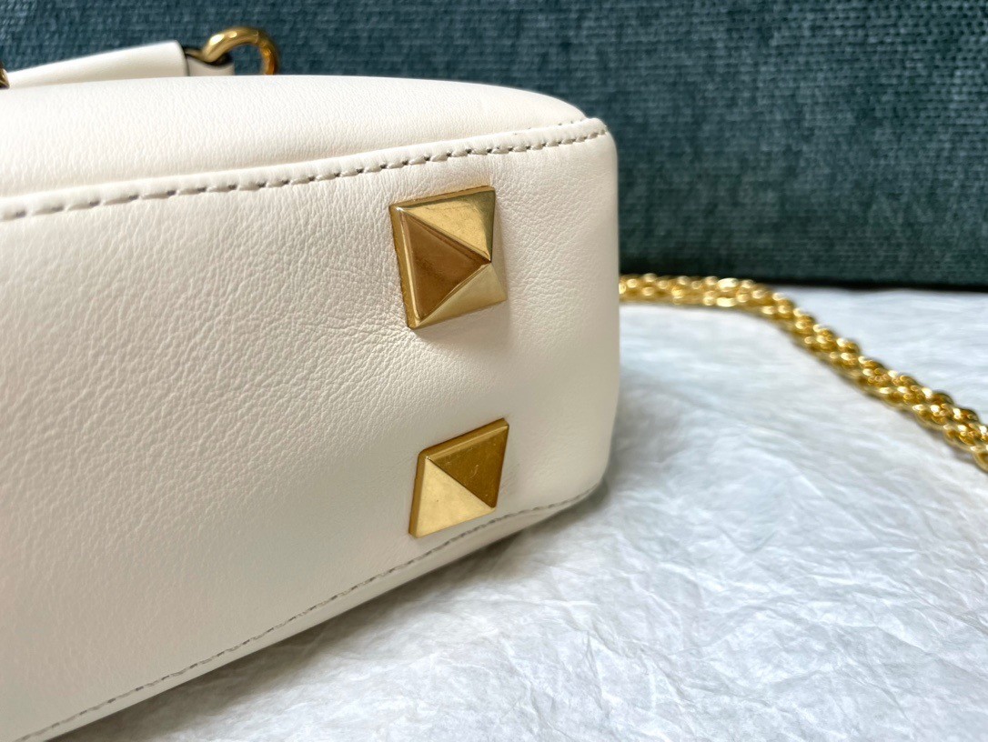 Va1e*ntin0 stud sign shoulder bag in white nappa leather