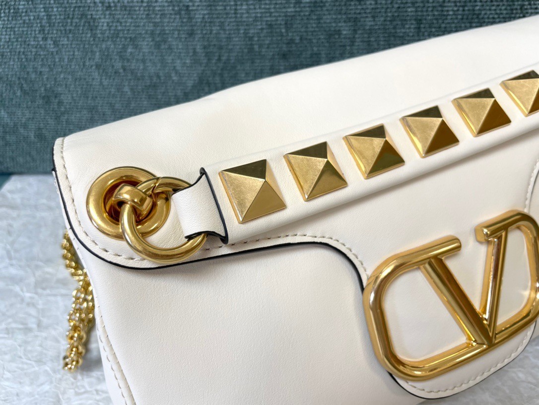 Va1e*ntin0 stud sign shoulder bag in white nappa leather
