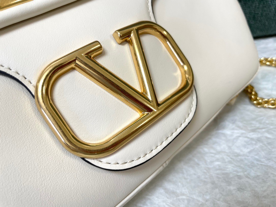 Va1e*ntin0 stud sign shoulder bag in white nappa leather