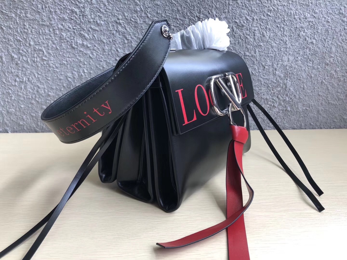 Va1e*ntin0 small love vring shoulder black bag