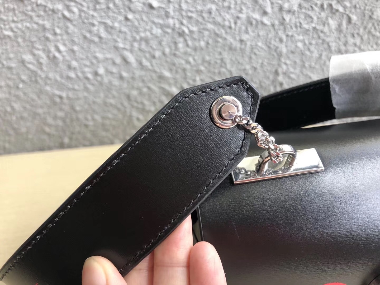Va1e*ntin0 small love vring shoulder black bag