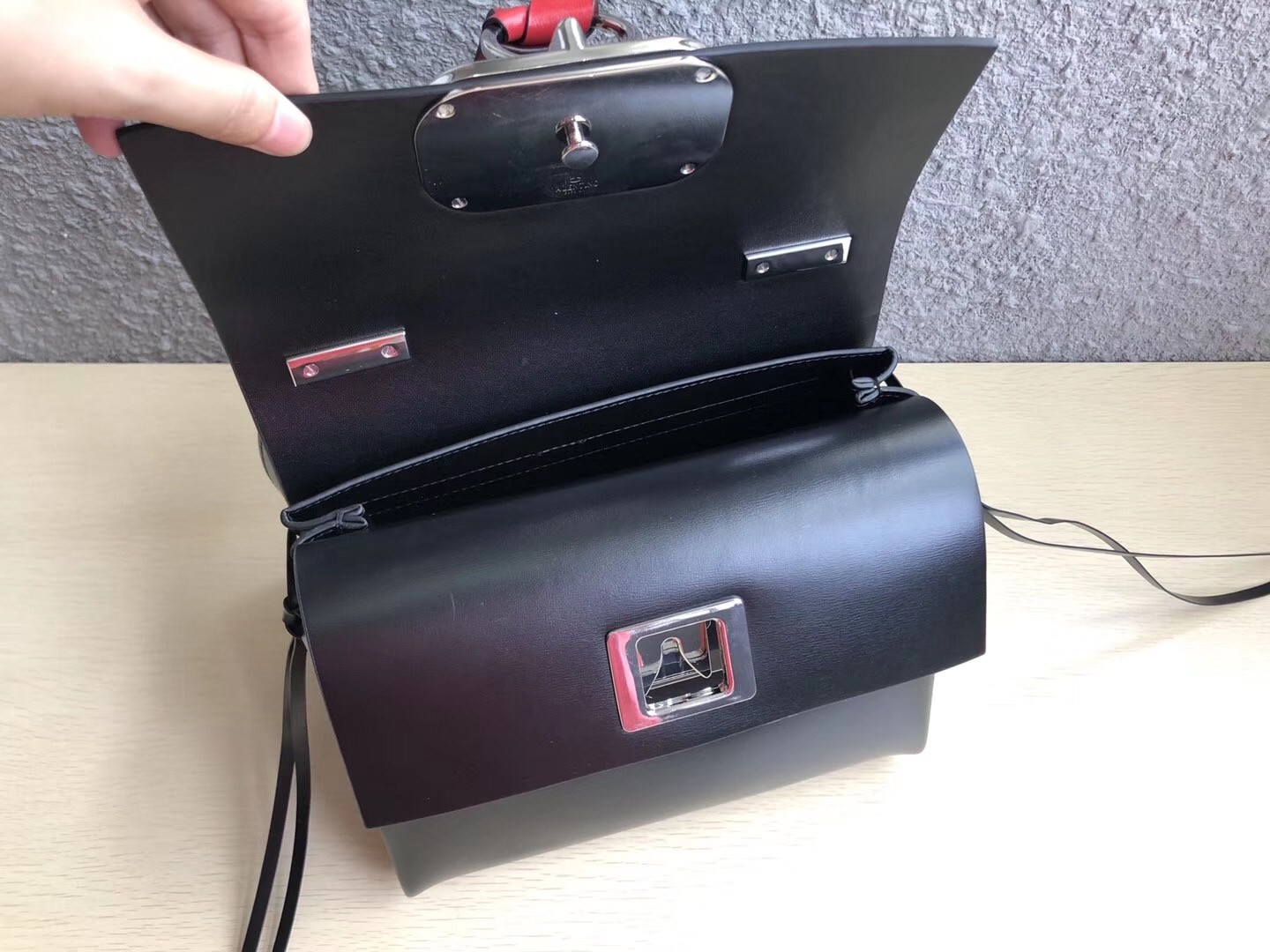 Va1e*ntin0 small love vring shoulder black bag
