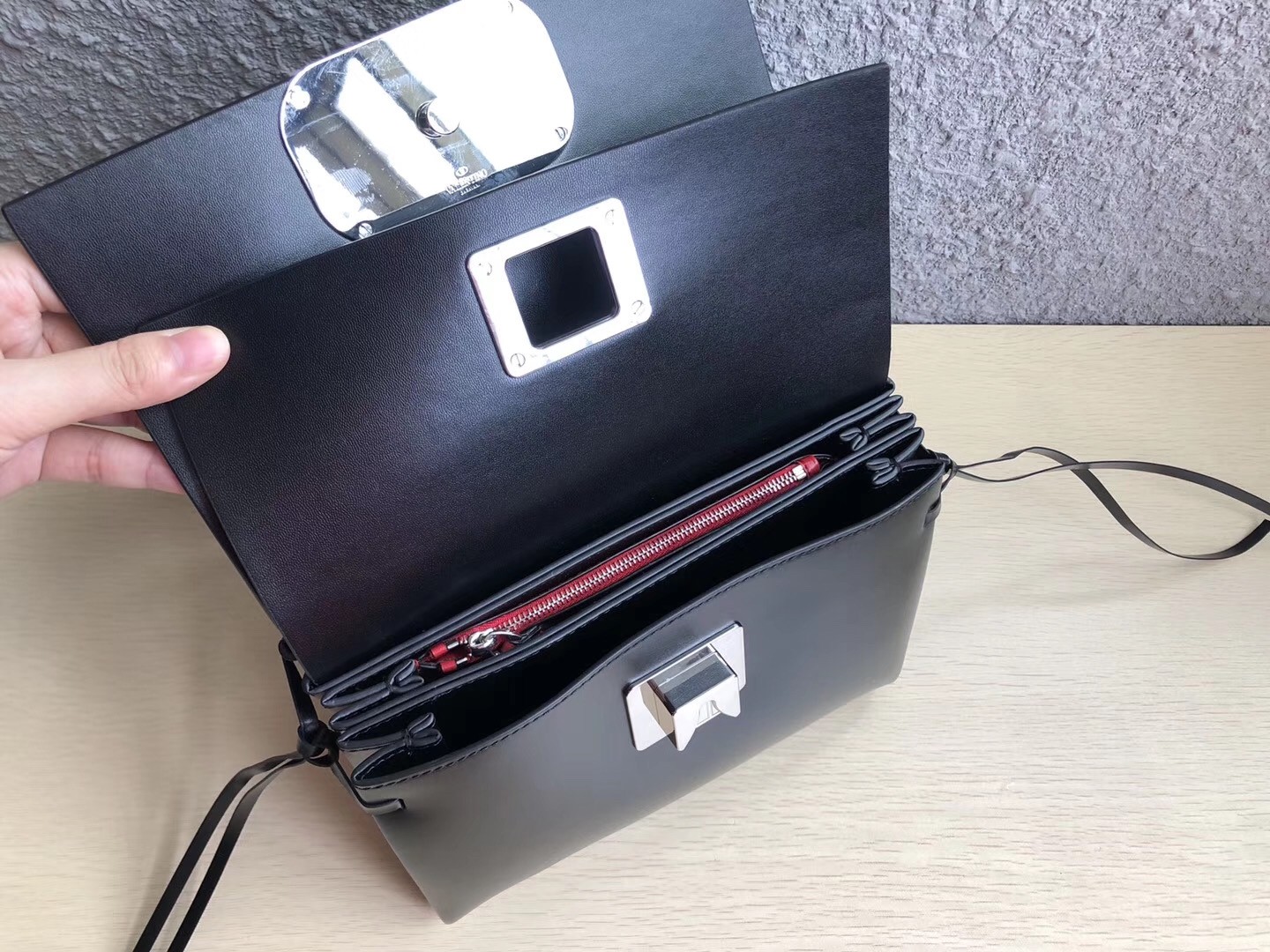 Va1e*ntin0 small love vring shoulder black bag