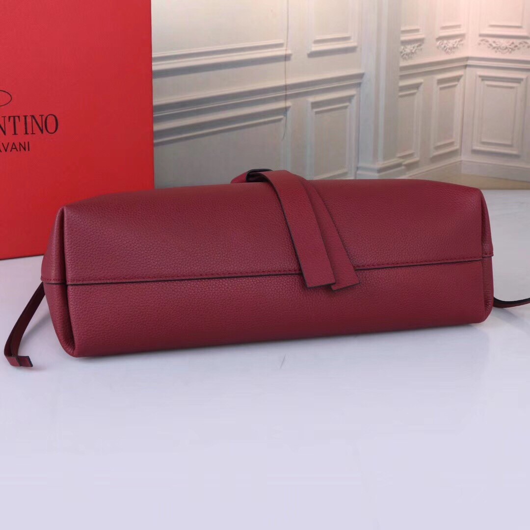 Va1e*ntin0 medium vring chain bag in bordeaux grainy calfskin
