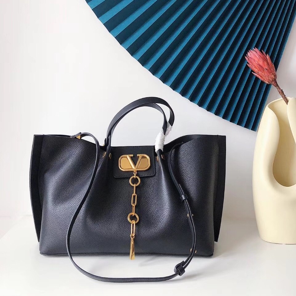 Va1e*ntin0 vlogo escape medium shopper in black grainy calfskin