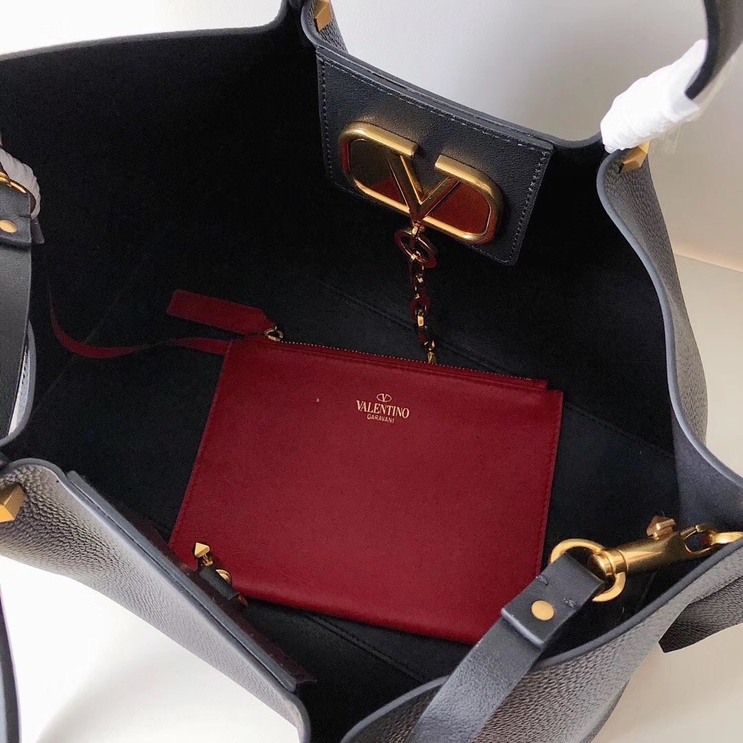 Va1e*ntin0 vlogo escape medium shopper in black grainy calfskin