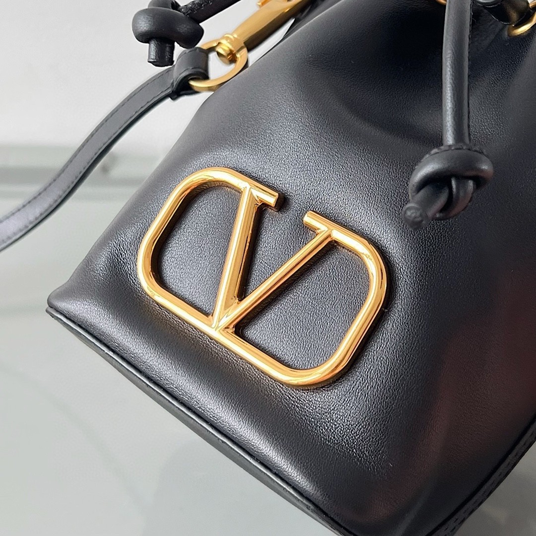 Va1e*ntin0 vlogo signature mini bucket bag in black calfskin