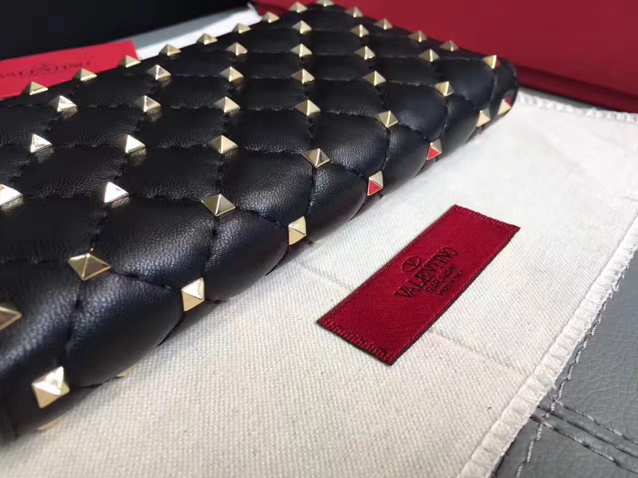 Va1e*ntin0 rockstud spike zip wallet in noir lambskin