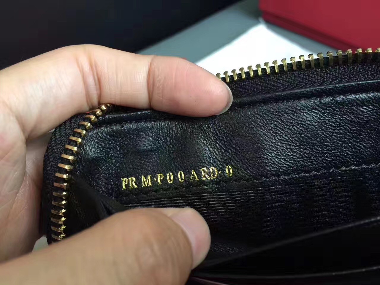 Va1e*ntin0 rockstud spike zip wallet in noir lambskin