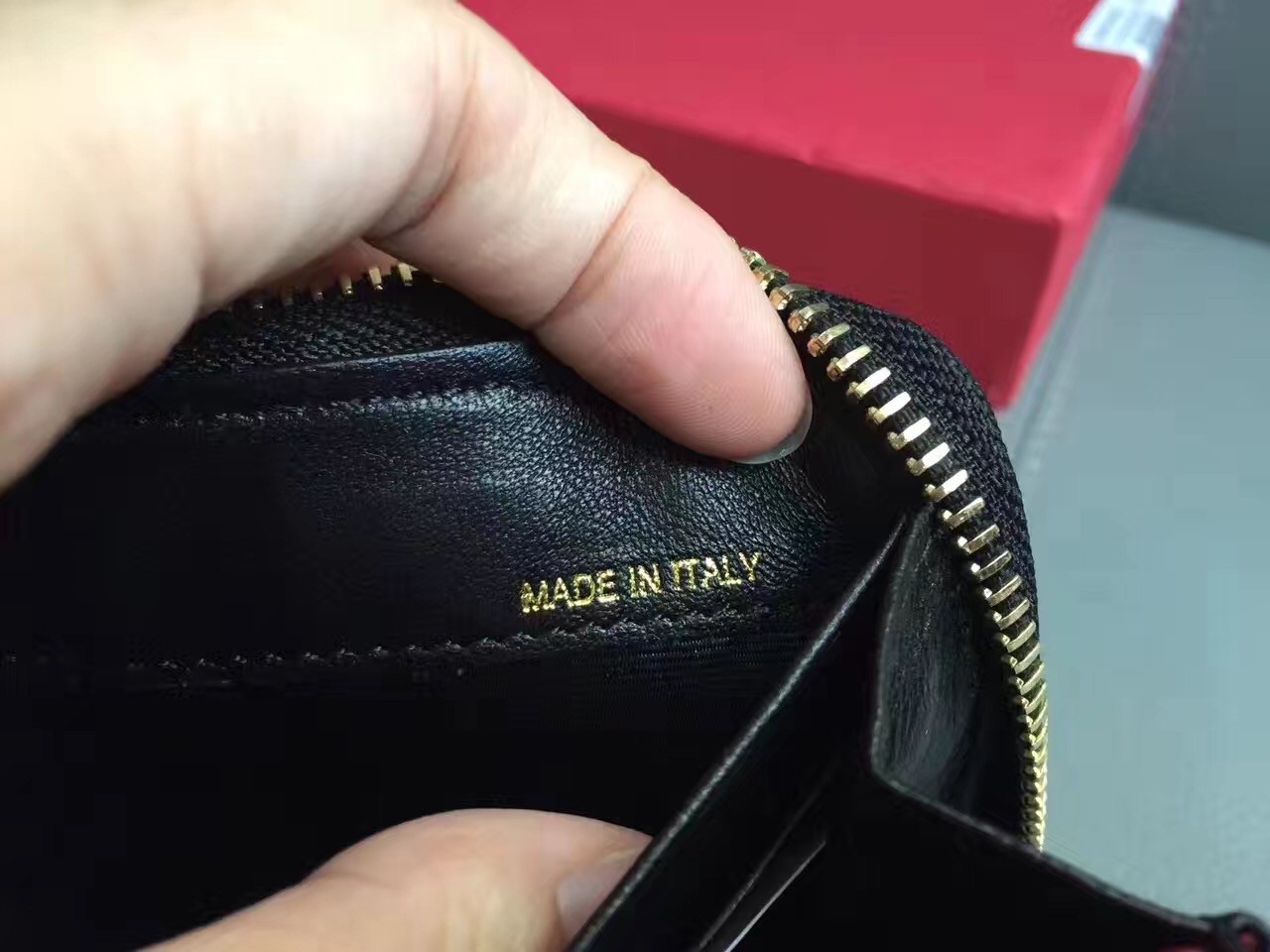 Va1e*ntin0 rockstud spike zip wallet in noir lambskin