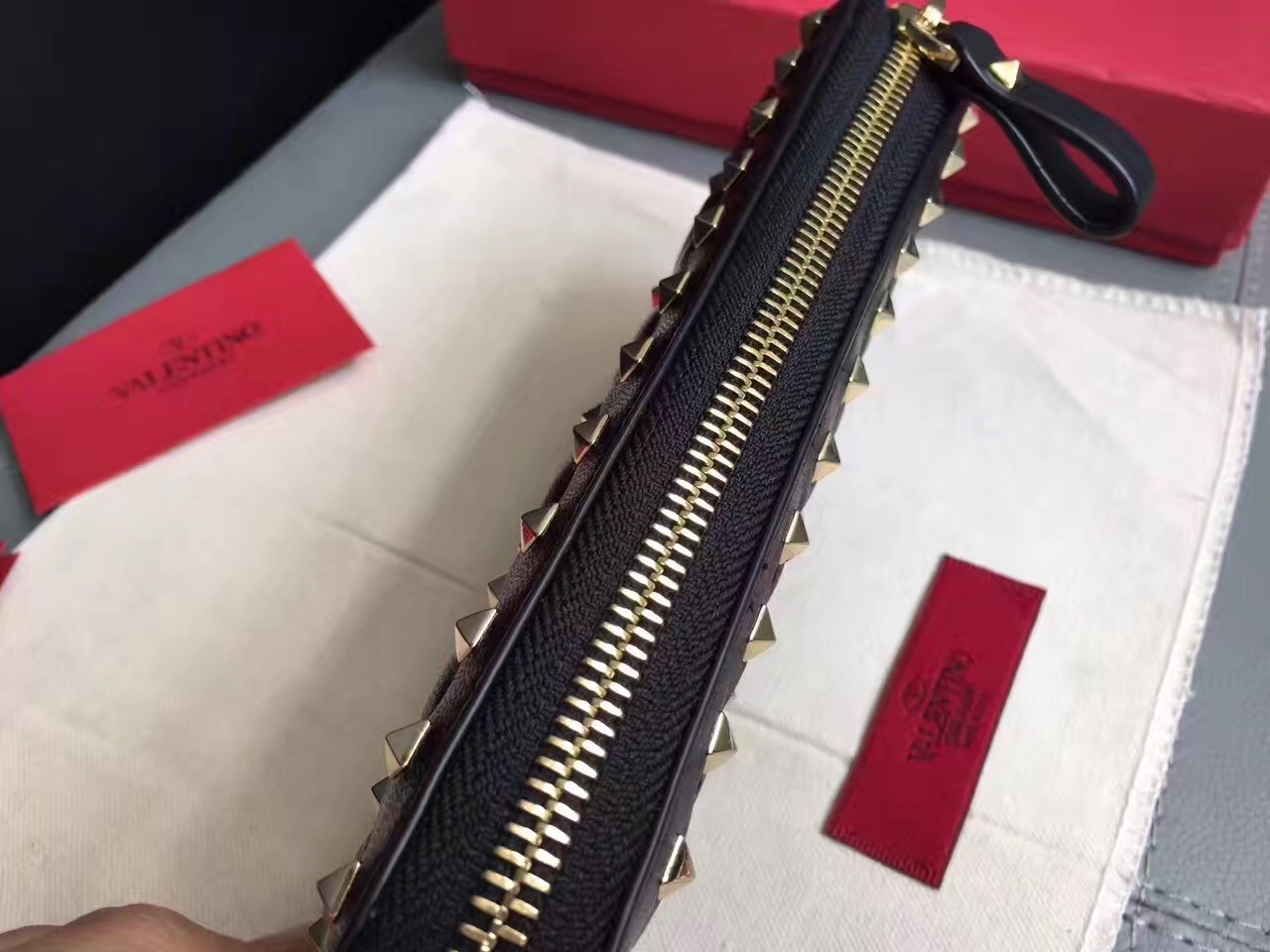 Va1e*ntin0 rockstud spike zip wallet in noir lambskin