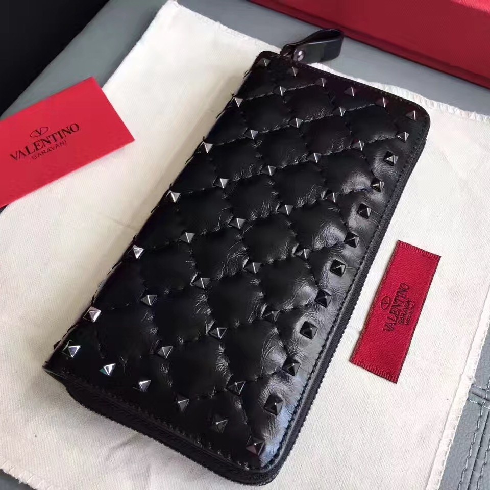 Va1e*ntin0 rockstud spike zip wallet in noir lambskin