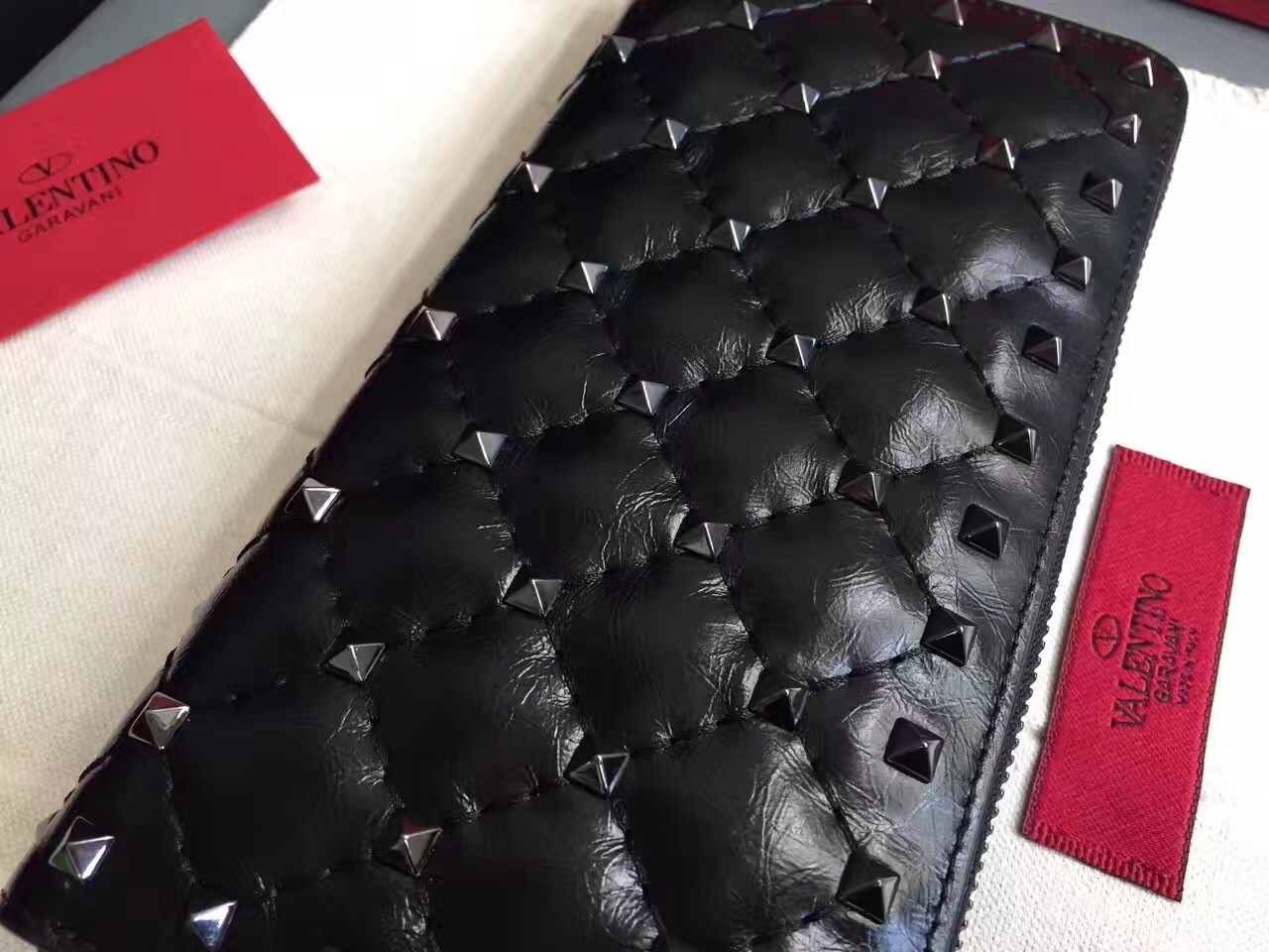 Va1e*ntin0 rockstud spike zip wallet in noir lambskin
