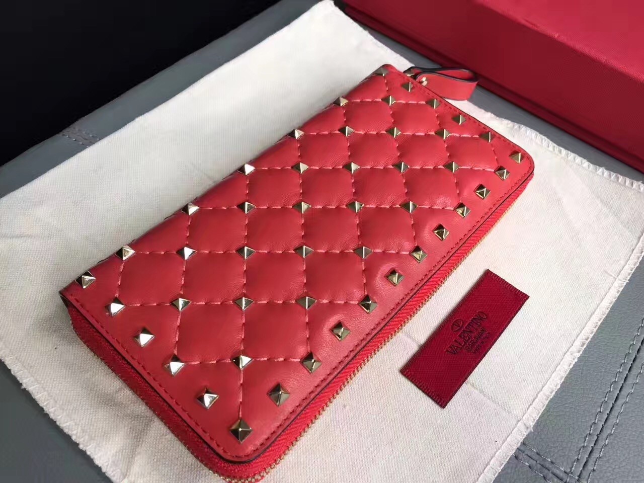 Va1e*ntin0 rockstud spike zip wallet in red lambskin