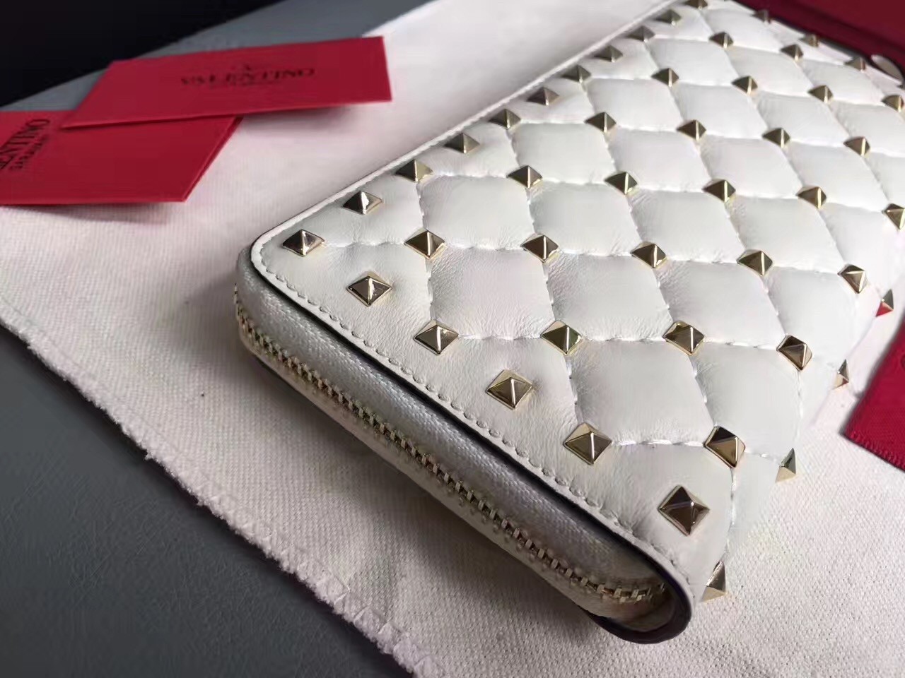 Va1e*ntin0 rockstud spike zip wallet in white lambskin