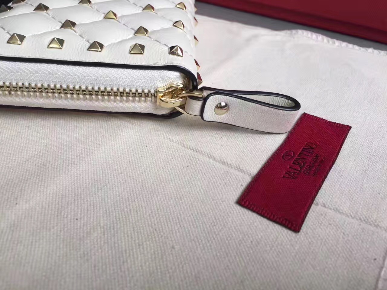 Va1e*ntin0 rockstud spike zip wallet in white lambskin