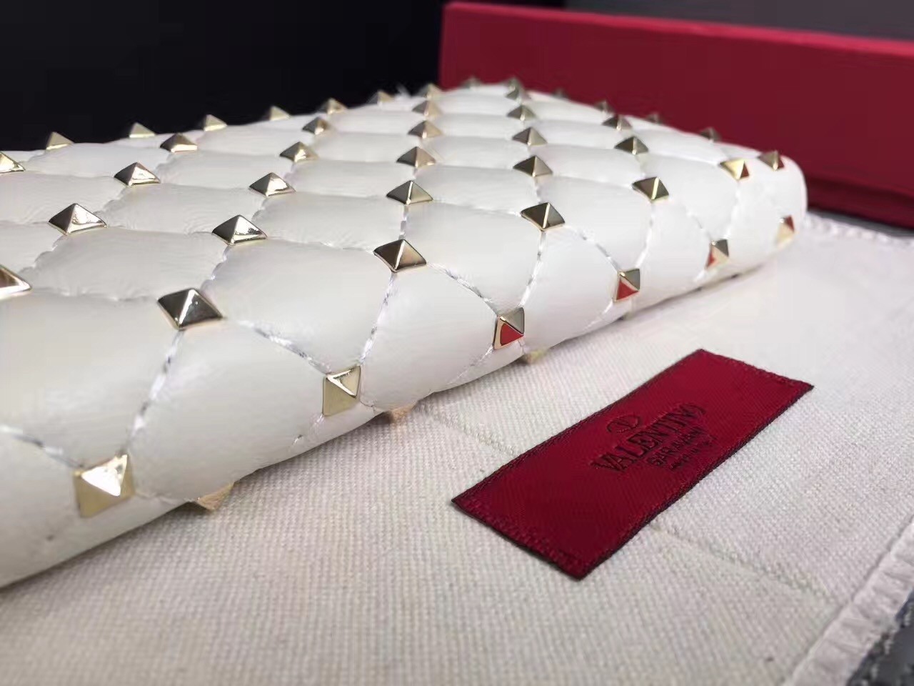 Va1e*ntin0 rockstud spike zip wallet in white lambskin