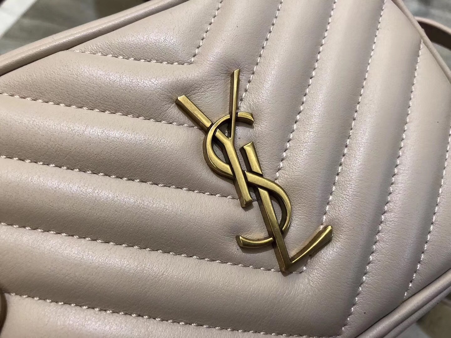 Sa**t Lau*nt lou belt bag in blanc matelasse leather