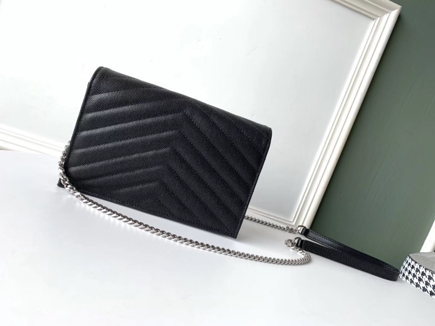 Sa**t Lau*nt woc envelope chain wallet in noir leather