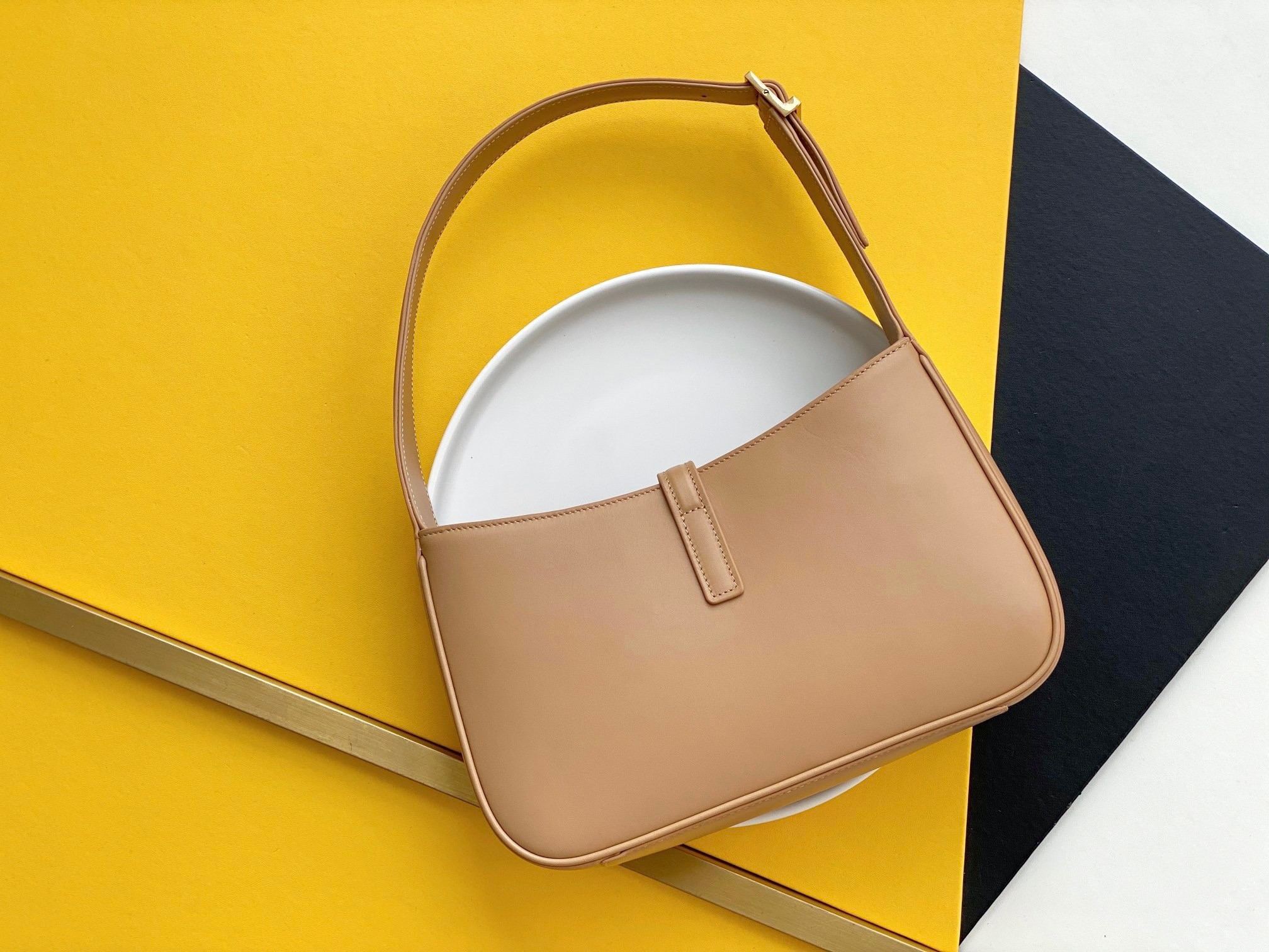 Sa**t Lau*nt le 5 À 7 hobo bag in beige smooth leather