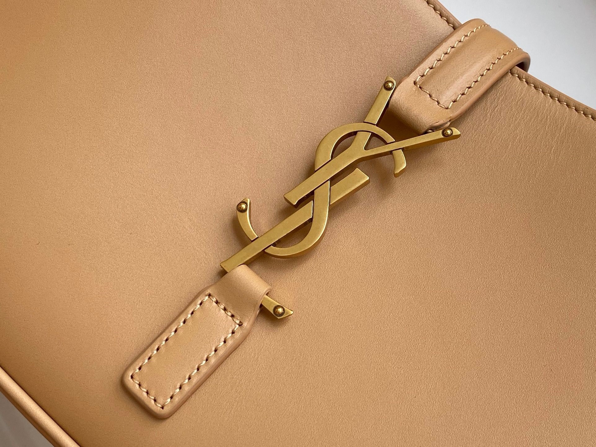 Sa**t Lau*nt le 5 À 7 hobo bag in beige smooth leather