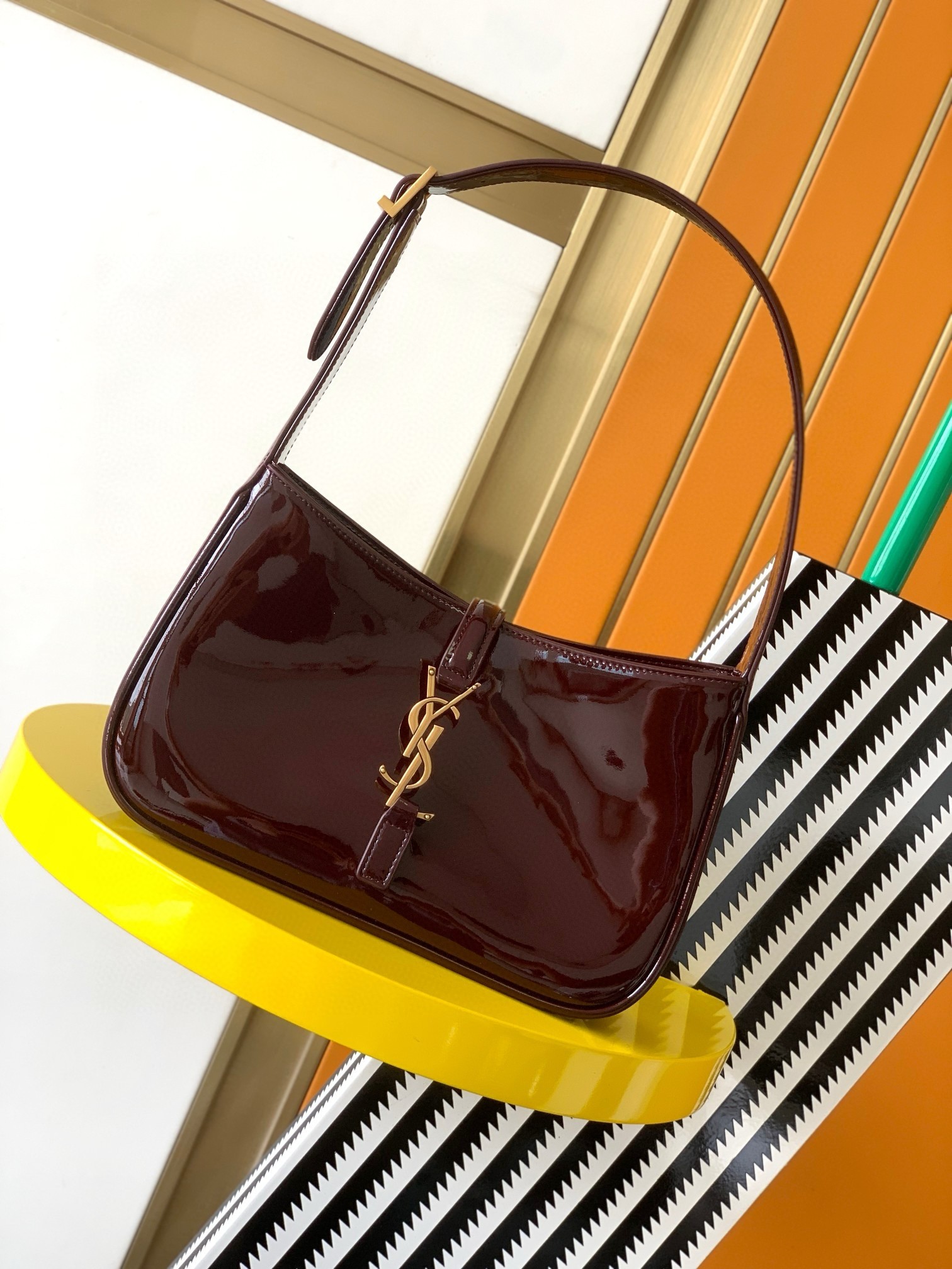 Sa**t Lau*nt le 5 À 7 hobo bag in bordeaux patent calfskin
