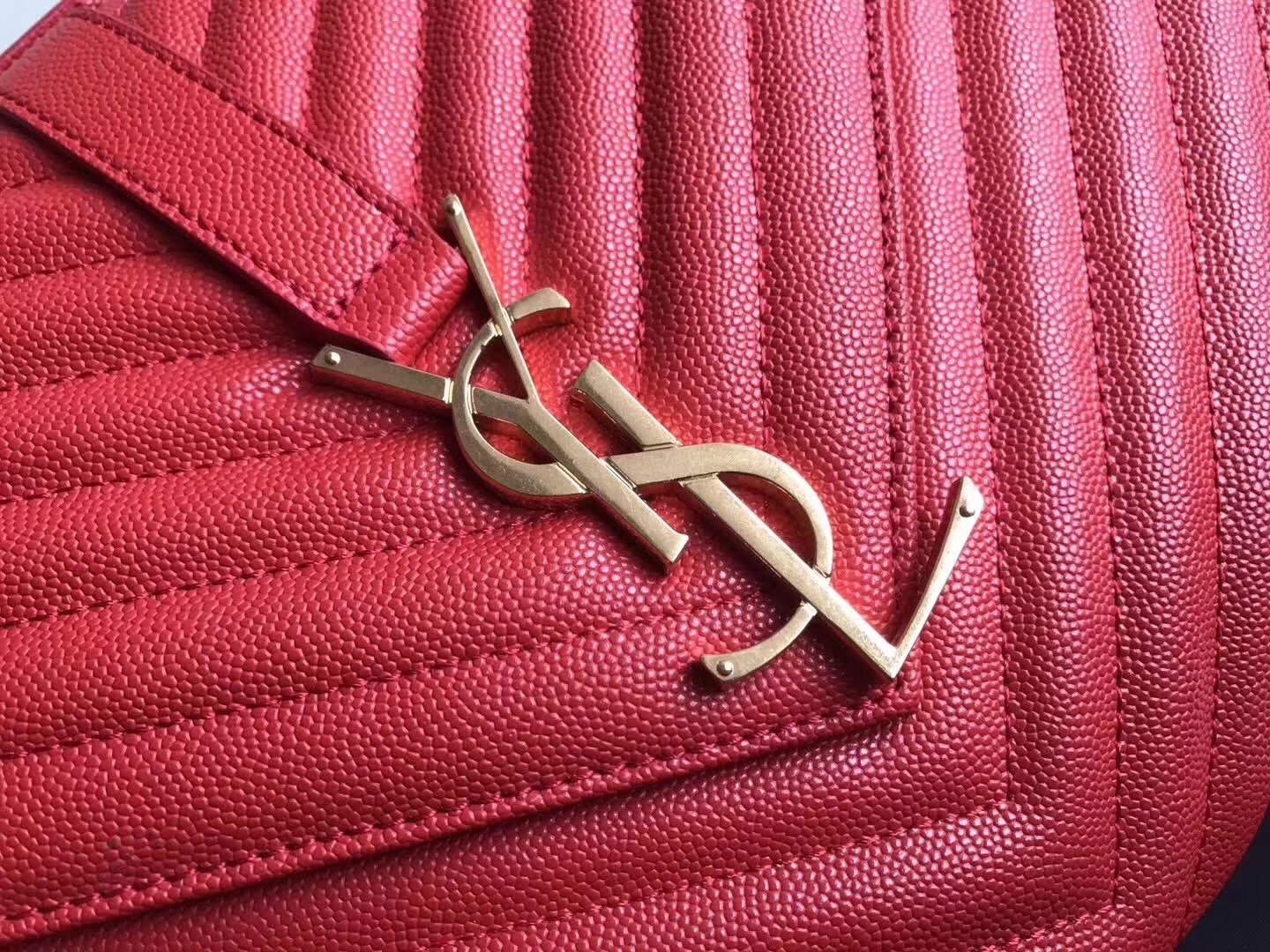 Sa**t Lau*nt envelope large bag in red quilted leather