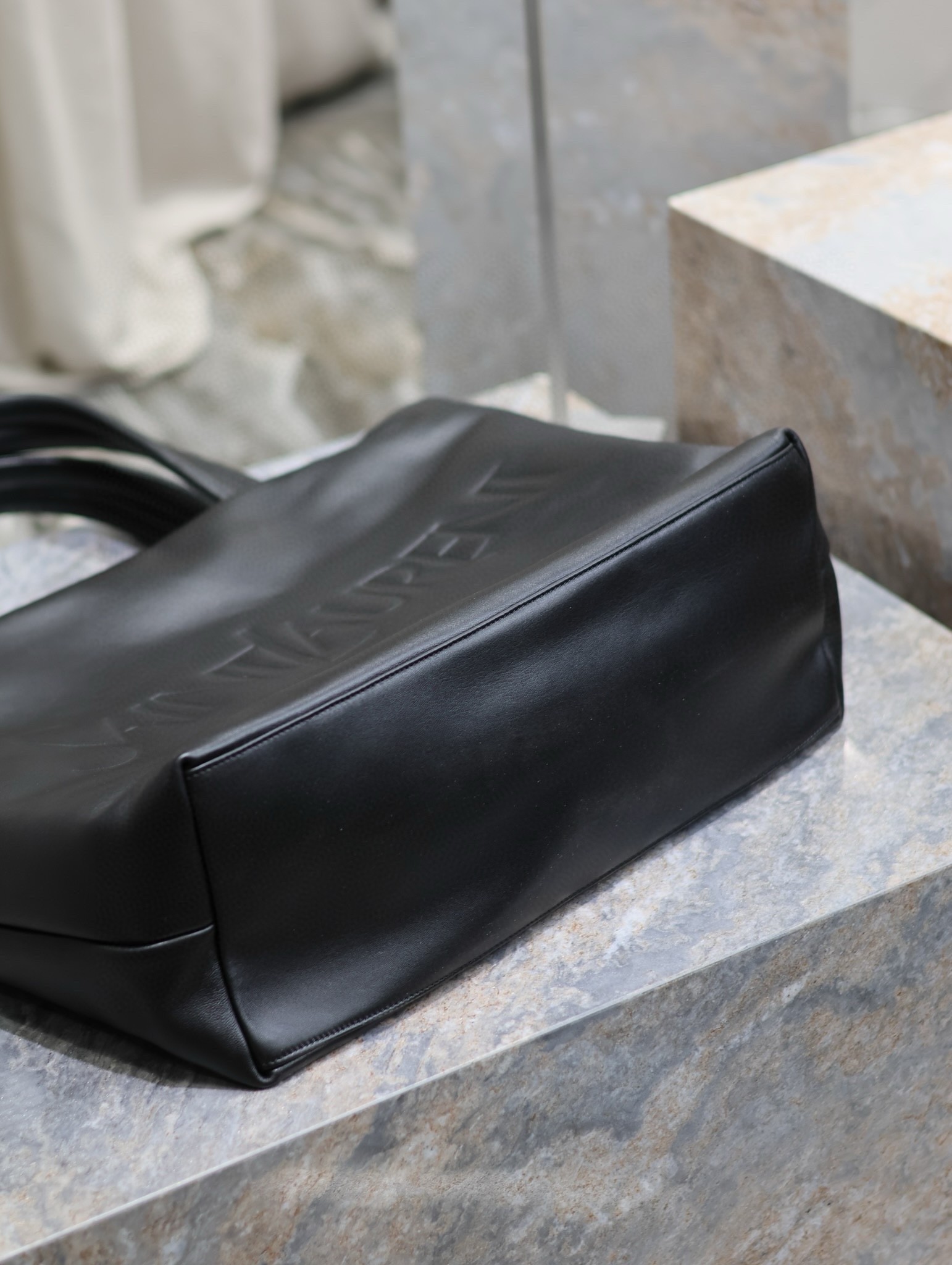 Sa**t Lau*nt wide puffer tote bag in black nappa lambskin