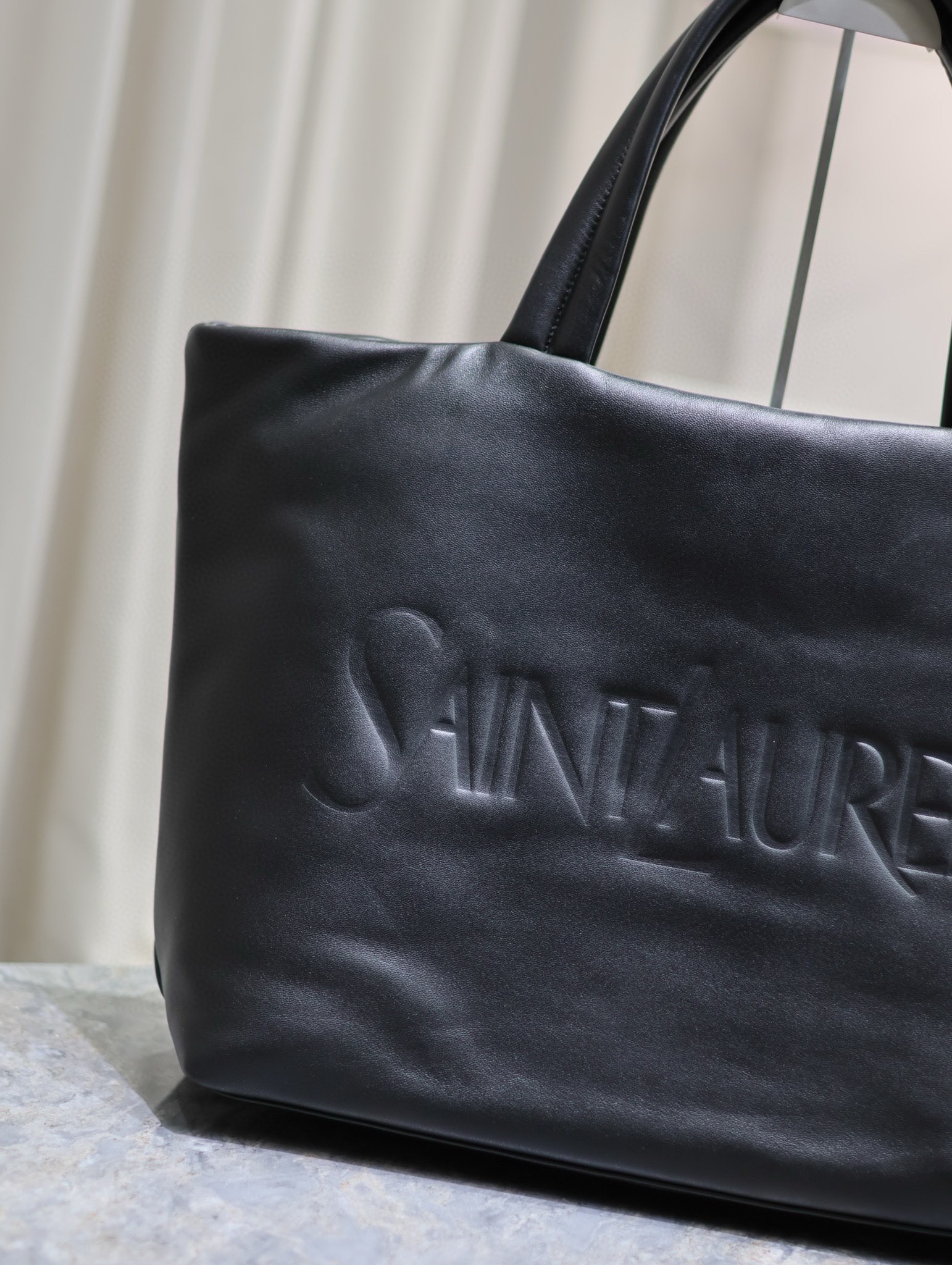 Sa**t Lau*nt wide puffer tote bag in black nappa lambskin