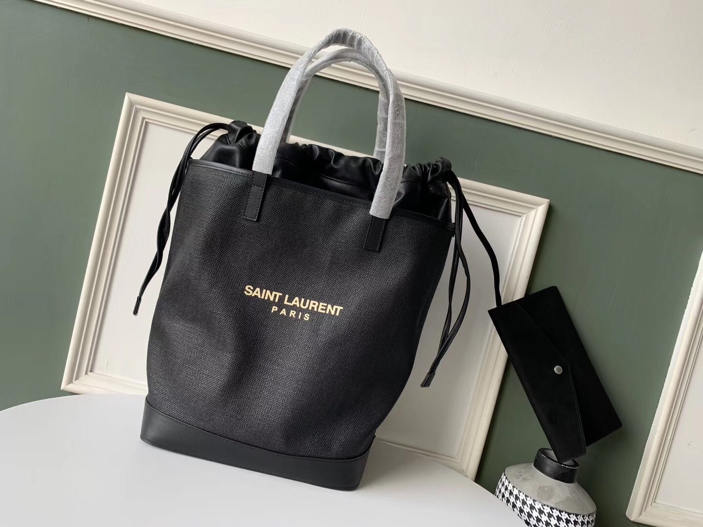 Sa**t Lau*nt teddy shopping bag in black raffia