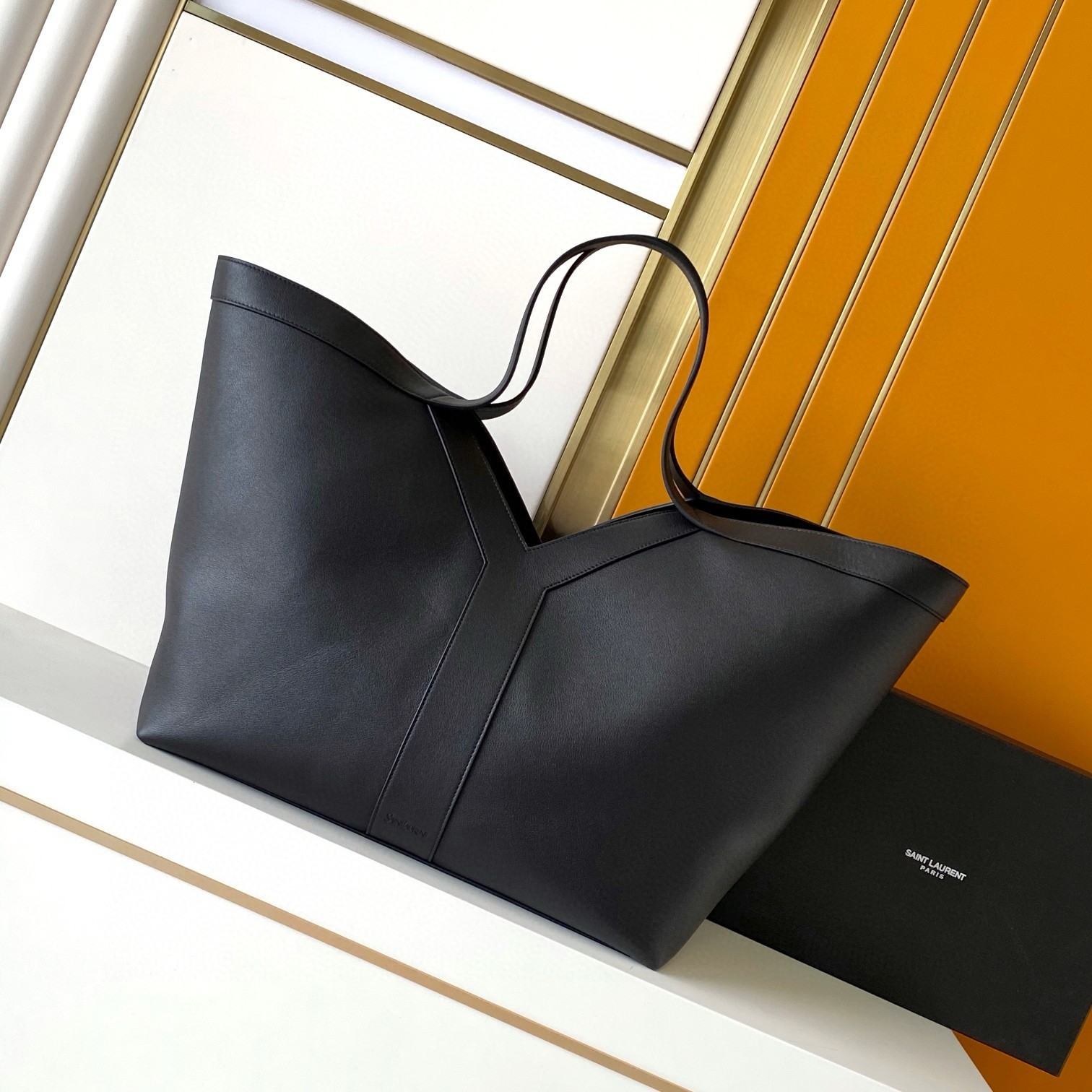 Sa**t Lau*nt y tote bag in black calfskin