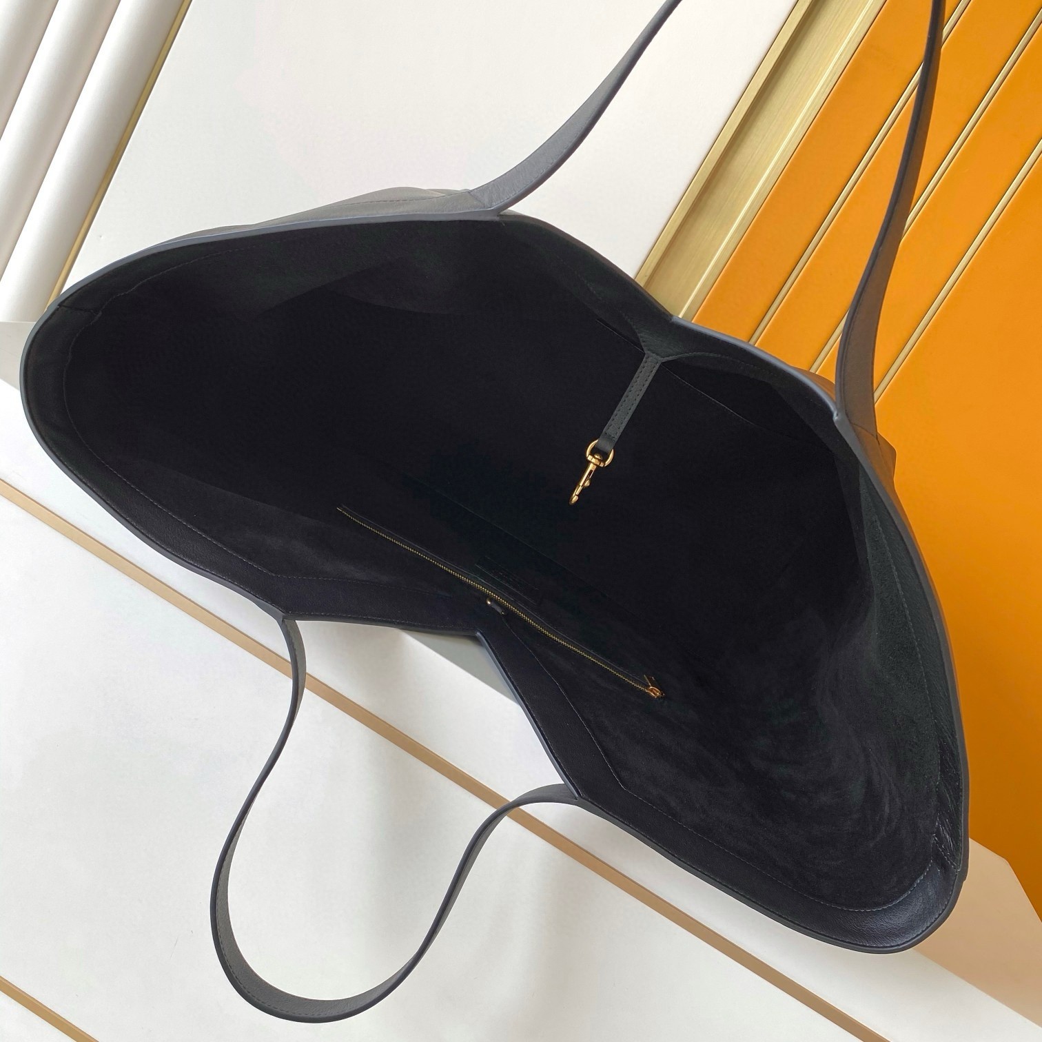 Sa**t Lau*nt y tote bag in black calfskin